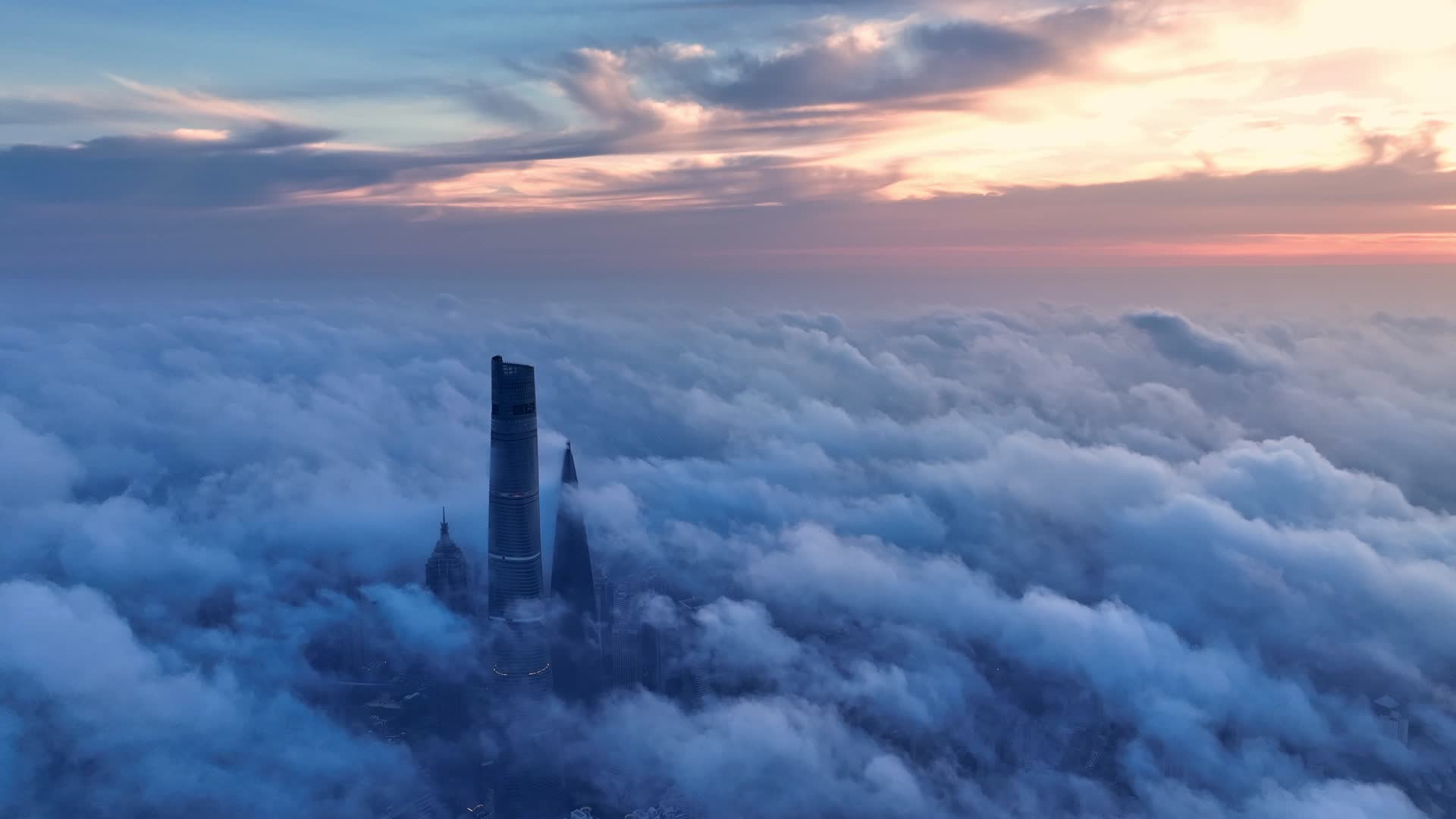 上海航拍陆家嘴航拍中国上海陆家嘴平流雾视频的预览图