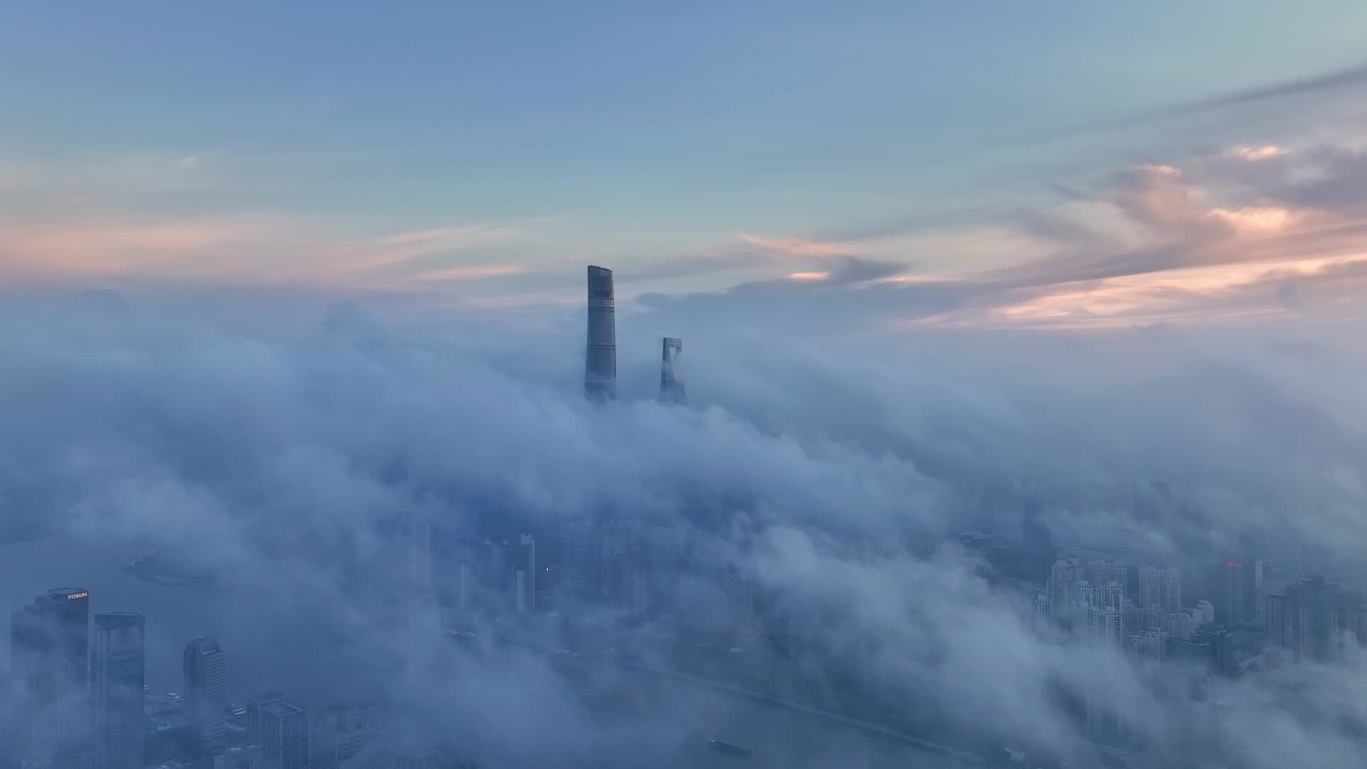 上海航拍航拍中国上海平流雾陆家嘴外滩视频的预览图