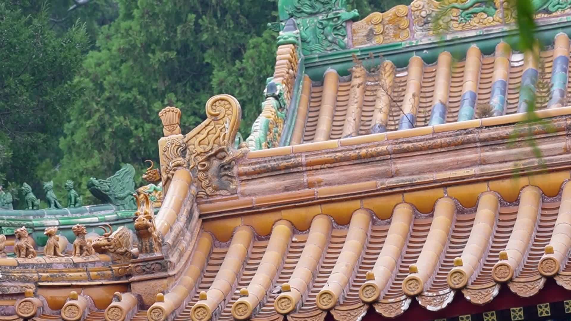 中式古建筑明清房屋琉璃瓦雕花门窗飞檐视频的预览图