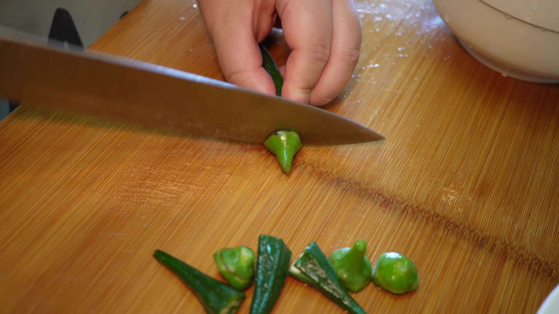 煮秋葵切秋葵做饭处理时蔬视频的预览图