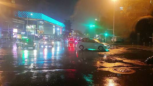城市雨夜视频的预览图