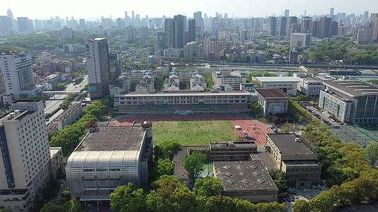 武汉体育学院校园体育场操场航拍视频的预览图