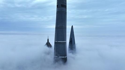 上海陆家嘴四件套上海高空云海航拍阴天视频的预览图