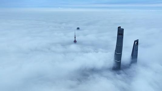 上海陆家嘴四件套上海高空云海航拍阴天视频的预览图