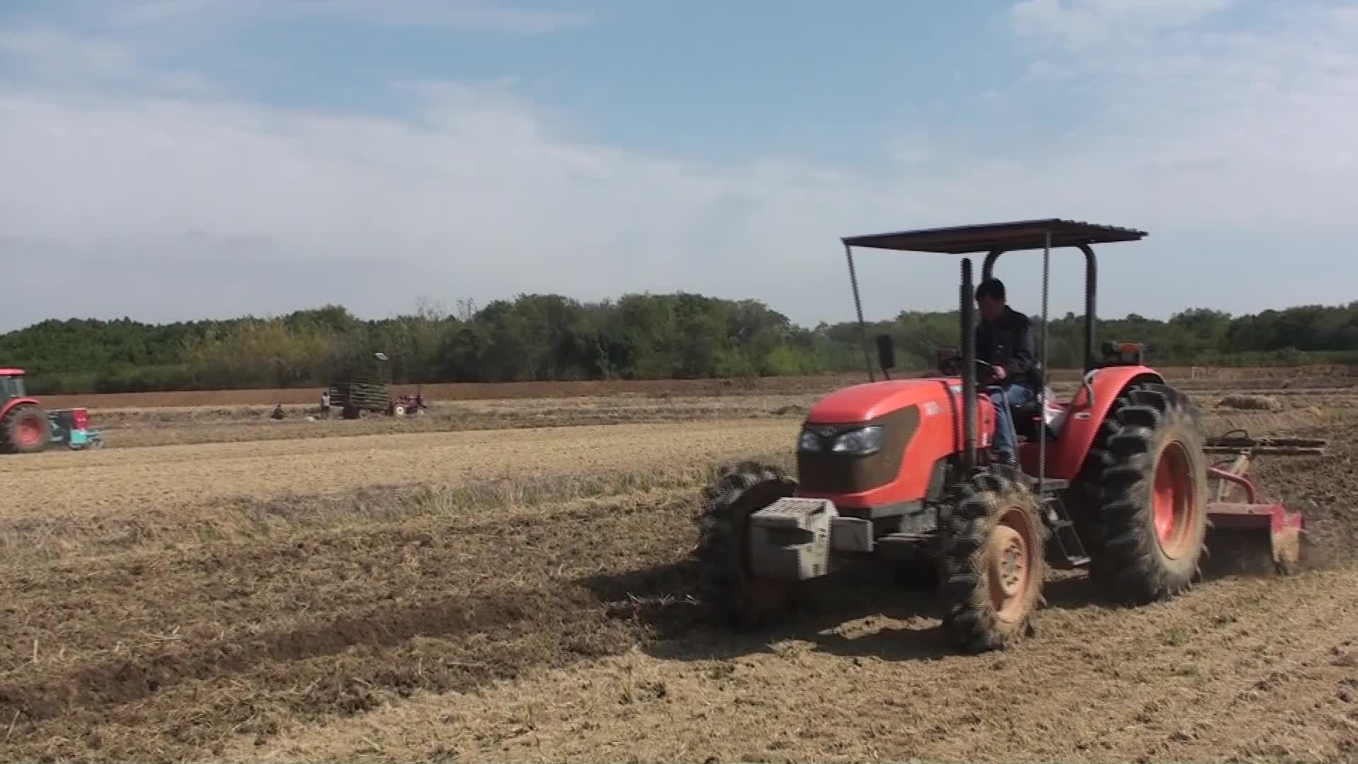 秋种农业机械旋耕深耕农田土壤实拍高清视频视频的预览图