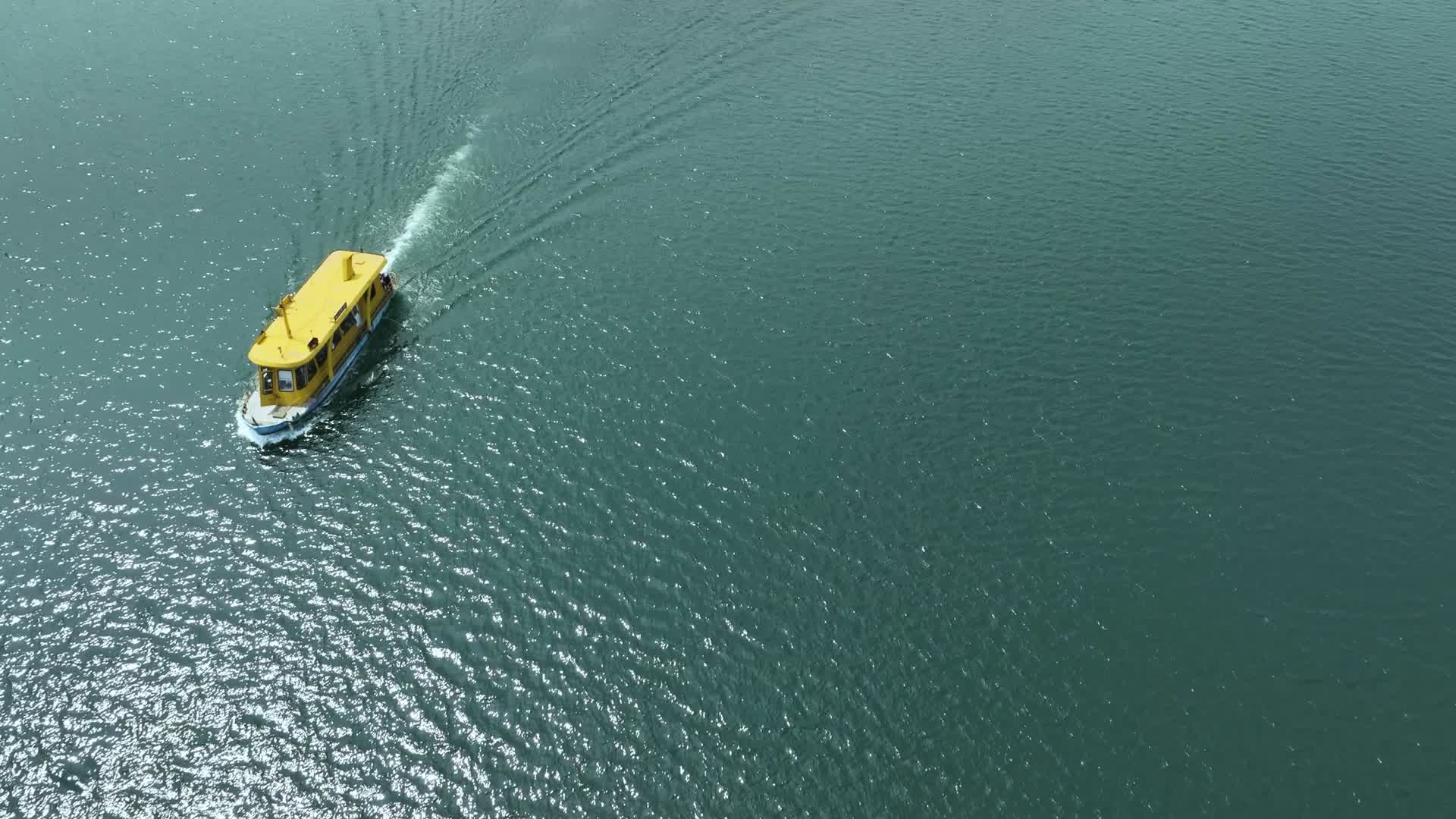 4K航拍柳州水上公交风景线视频的预览图