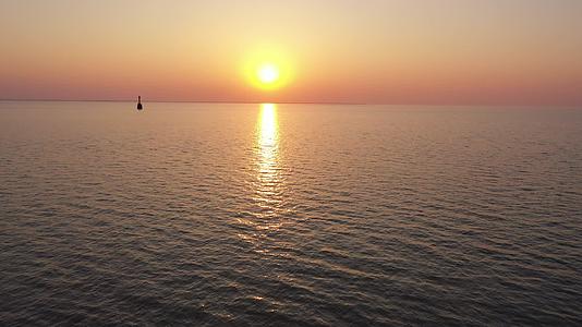 航拍高邮湖夕阳视频的预览图