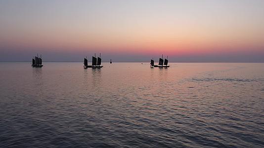 航拍高邮湖夕阳视频的预览图