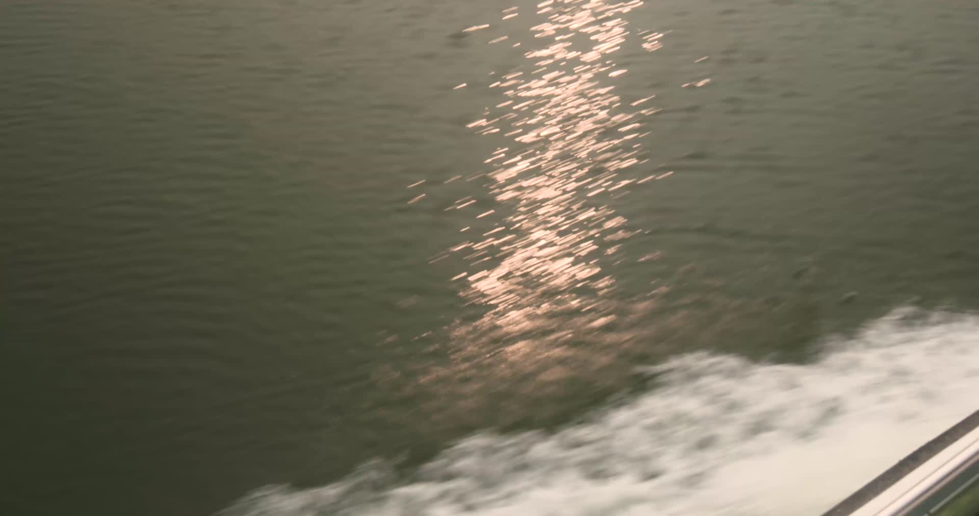 贺江西江水面日照光影视频的预览图