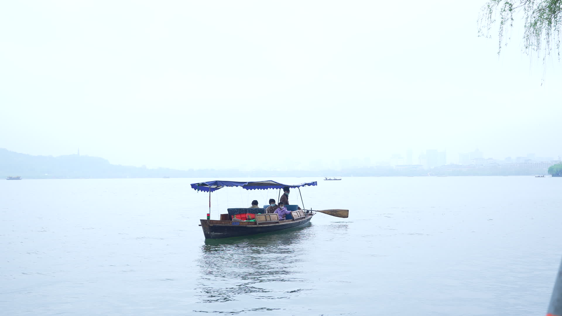 杭州西湖春天清明节雨天湖面上的游船视频的预览图