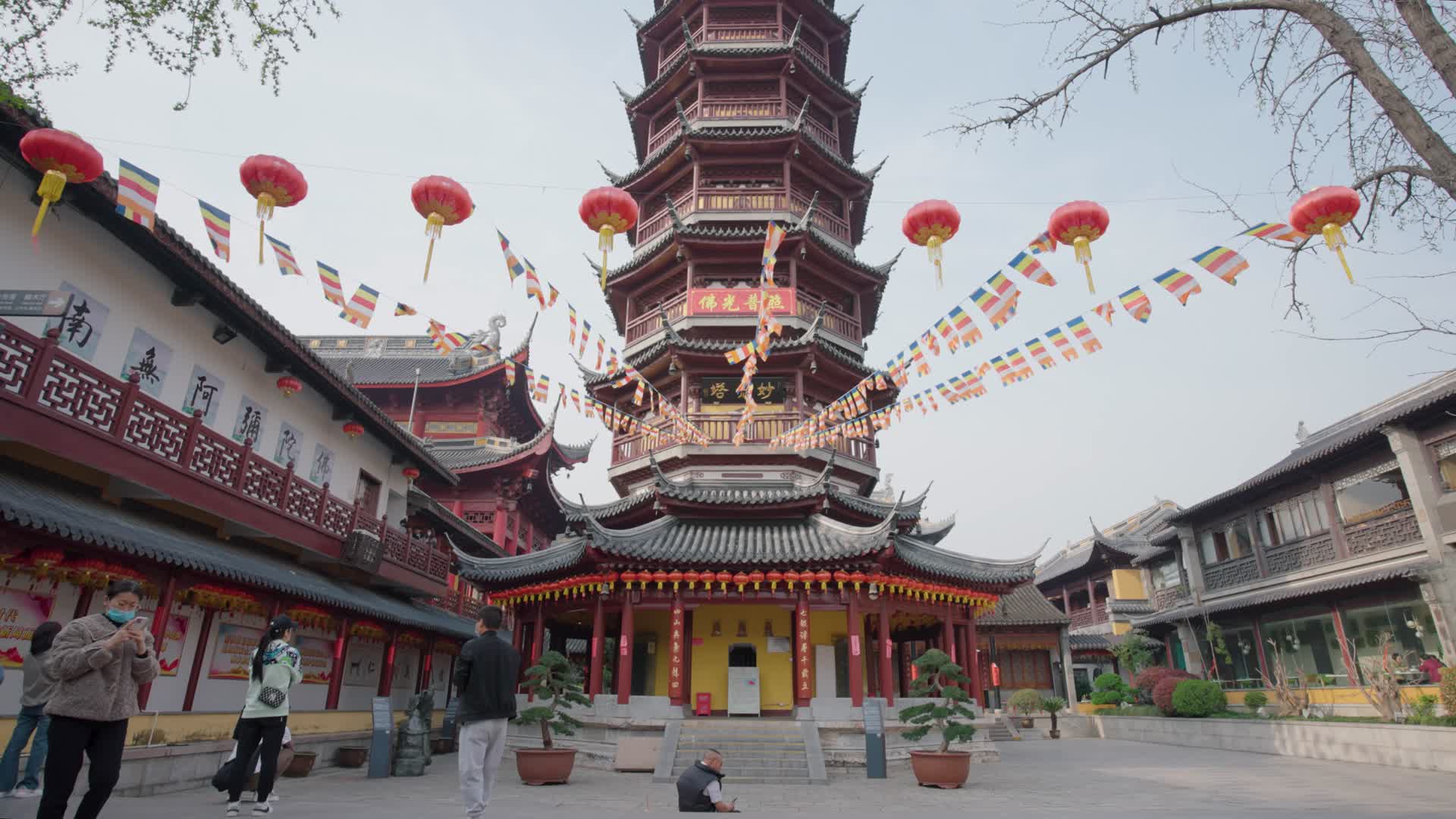 无锡南禅寺步行街运镜实拍视频的预览图