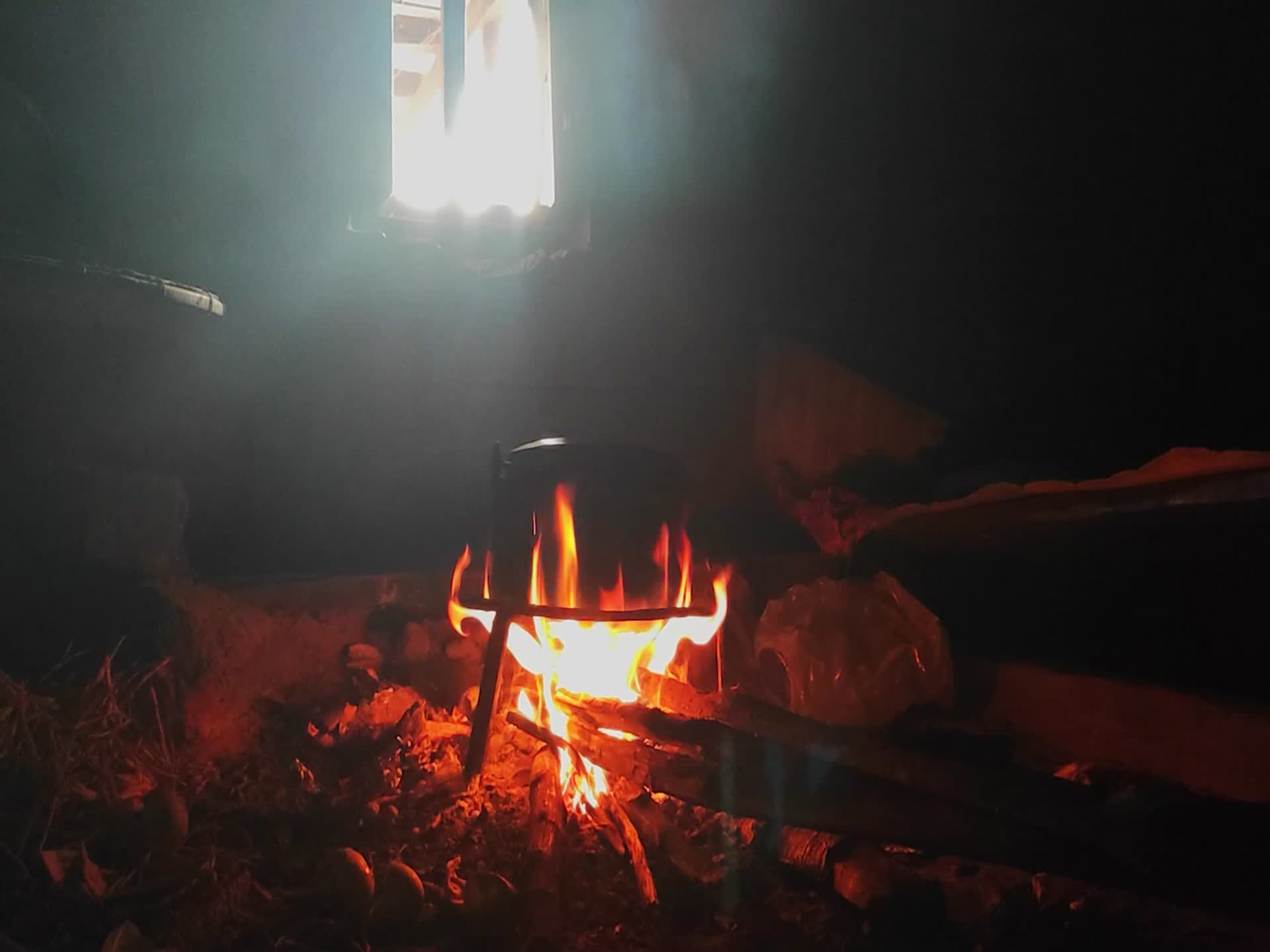 哈尼人家炊烟袅袅农民家庭火塘幽静农村视频的预览图