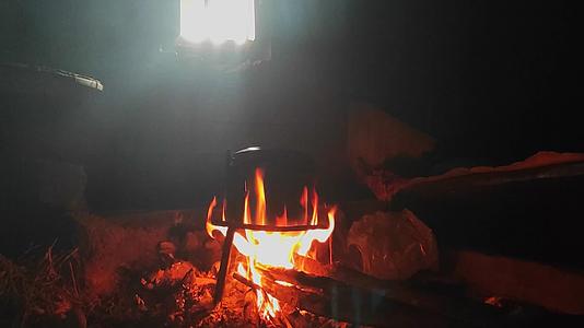 哈尼人家炊烟袅袅农民家庭火塘幽静农村视频的预览图