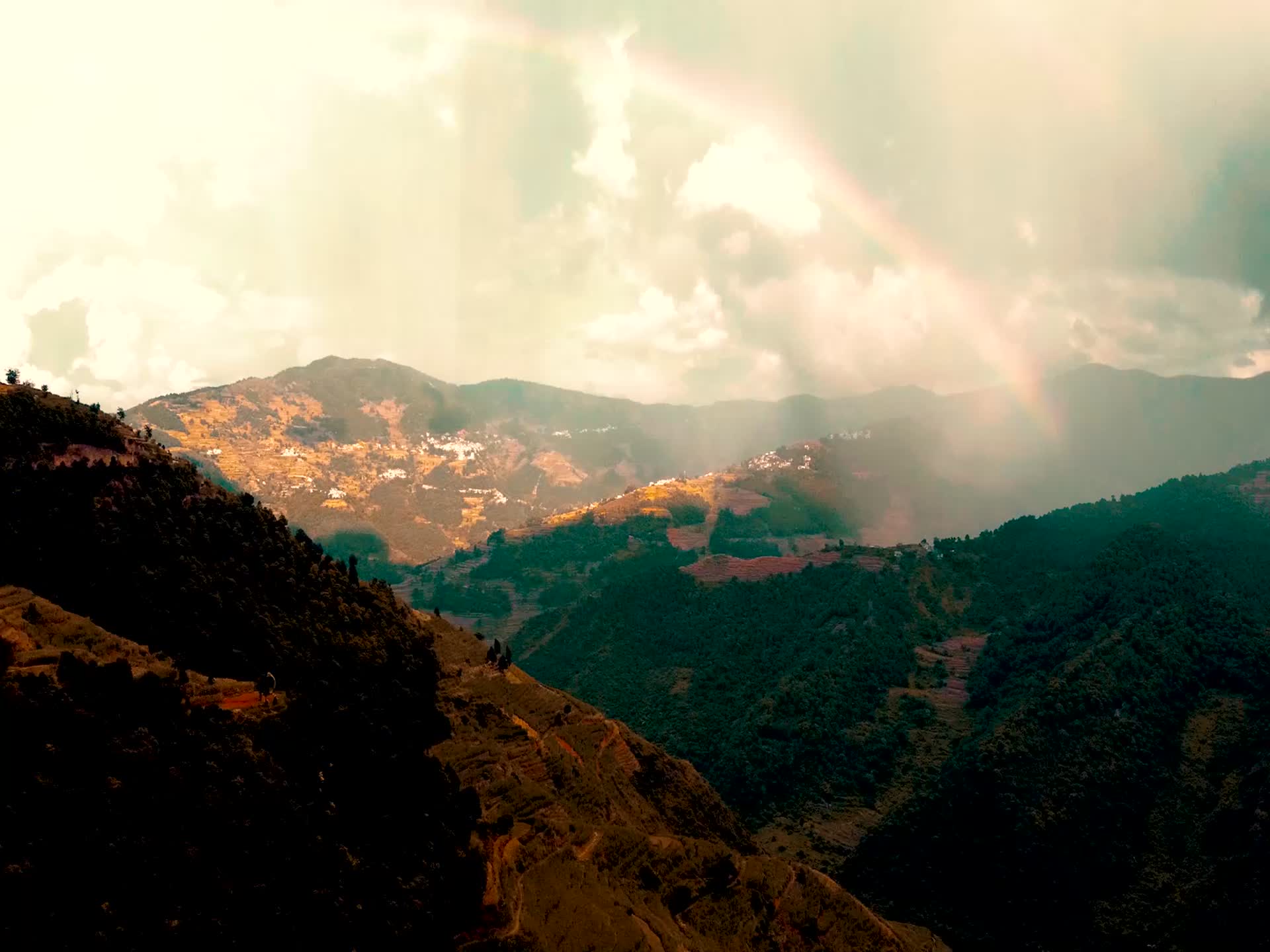 大山彩虹大山深处秘境大气视频的预览图