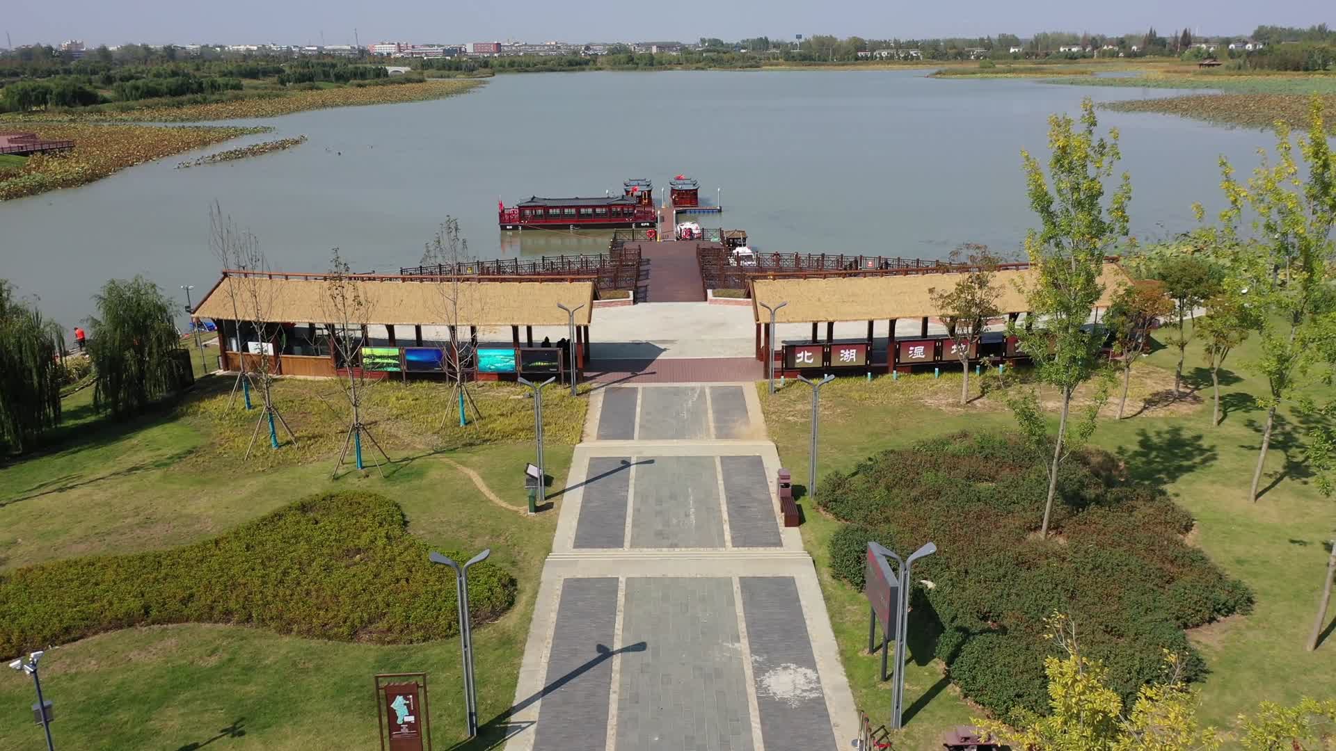 扬州北湖湿地公园游客船航拍视频的预览图
