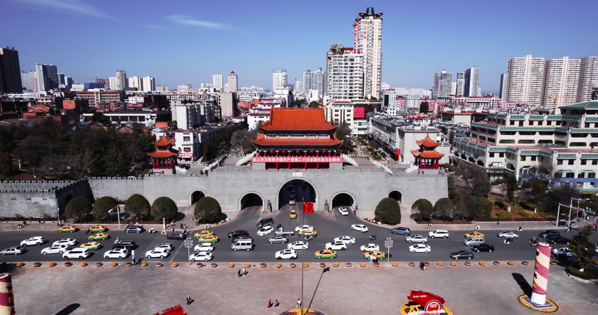 4k航拍曲靖南城门广场建筑视频的预览图