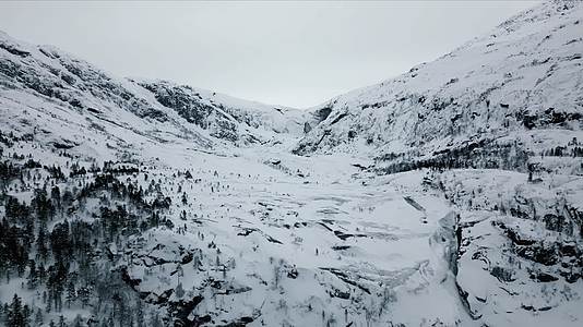 冬季群山森林河流冰天雪地视频的预览图