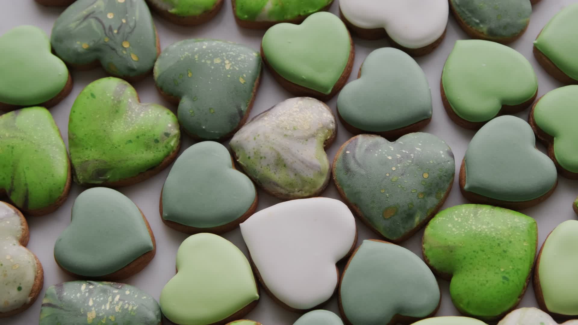 绿色心形鹅卵石巧克力视频的预览图