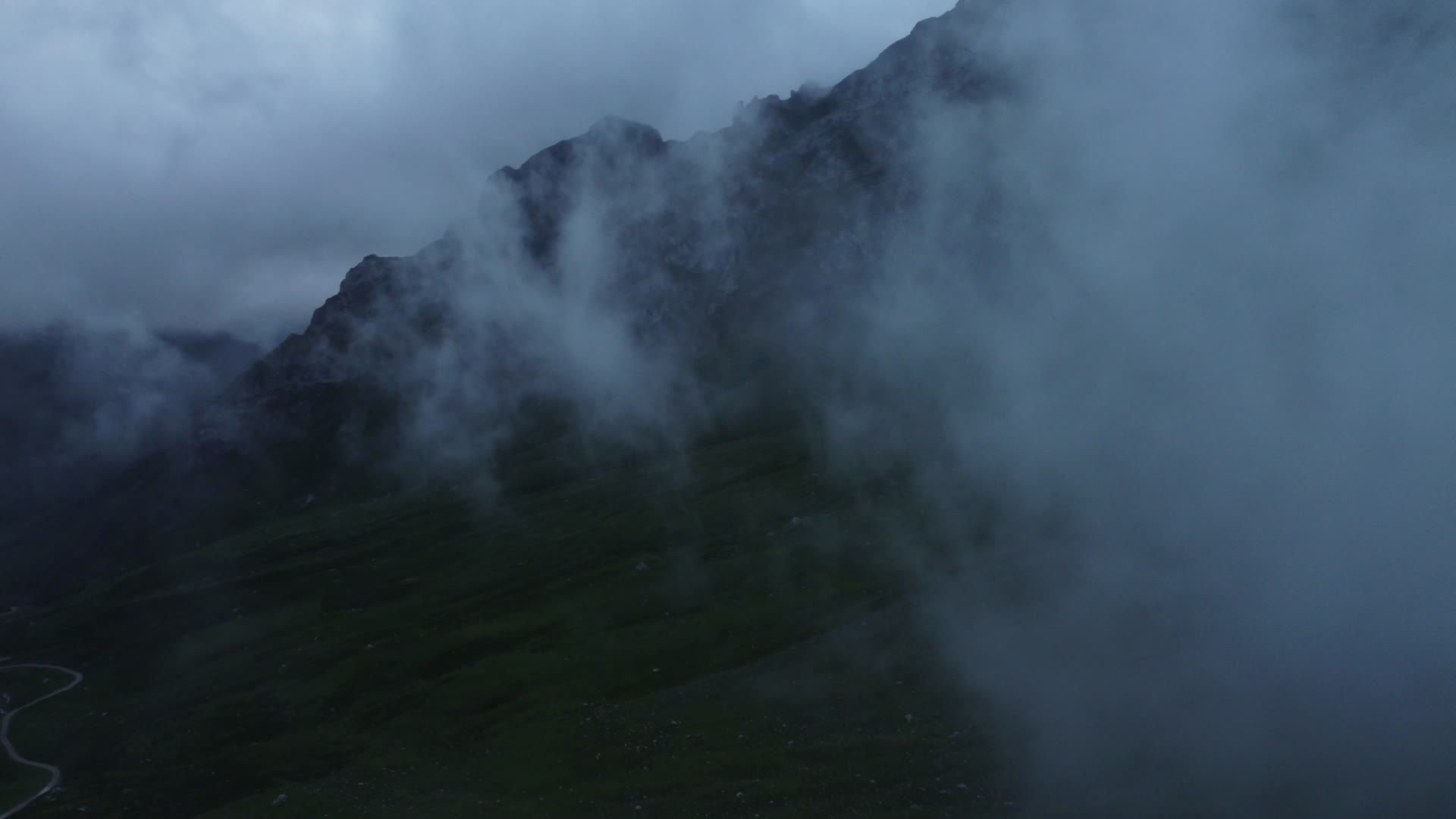 山顶雾气蒙蒙视频的预览图