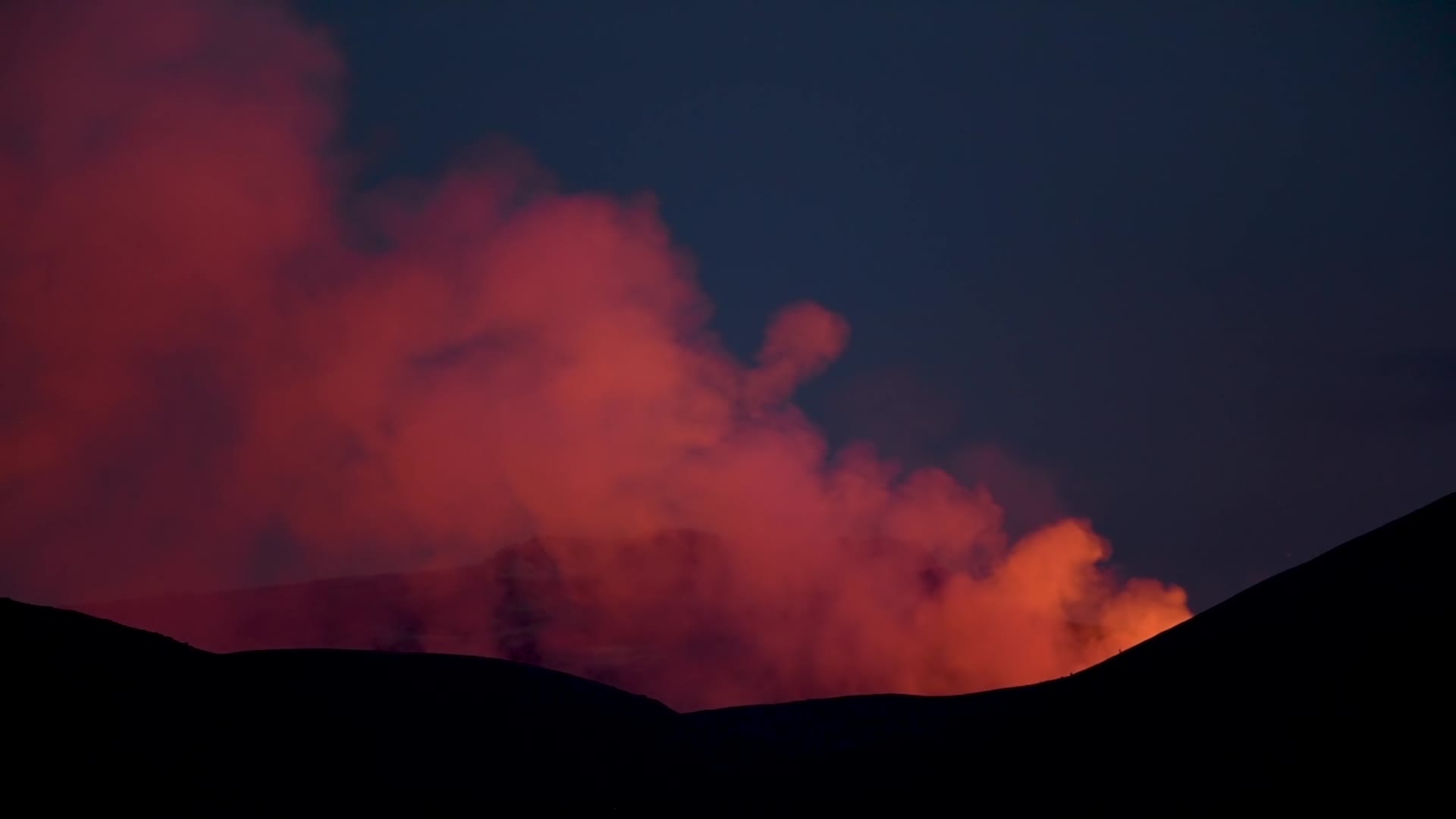 山中红色雾气视频的预览图