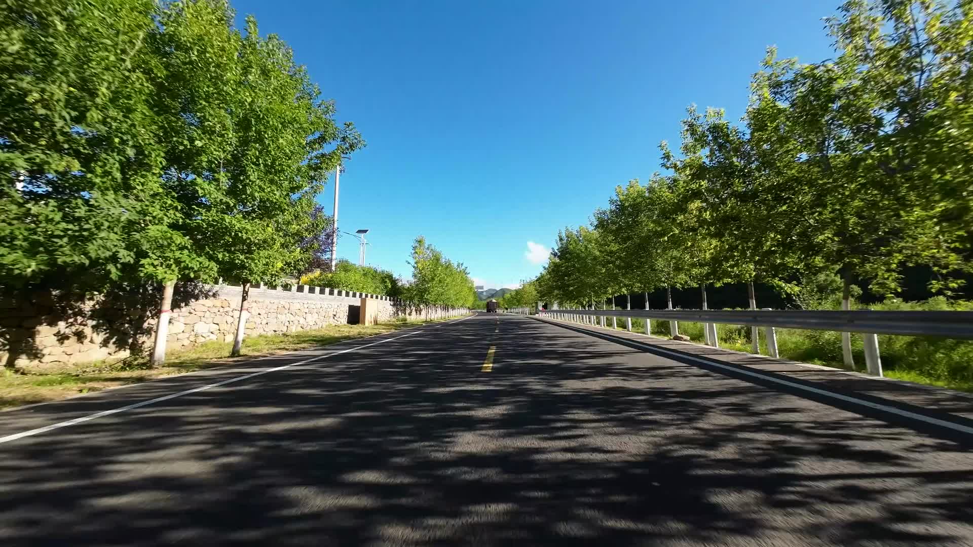 城市道路开车第一视角车窗前方视频的预览图