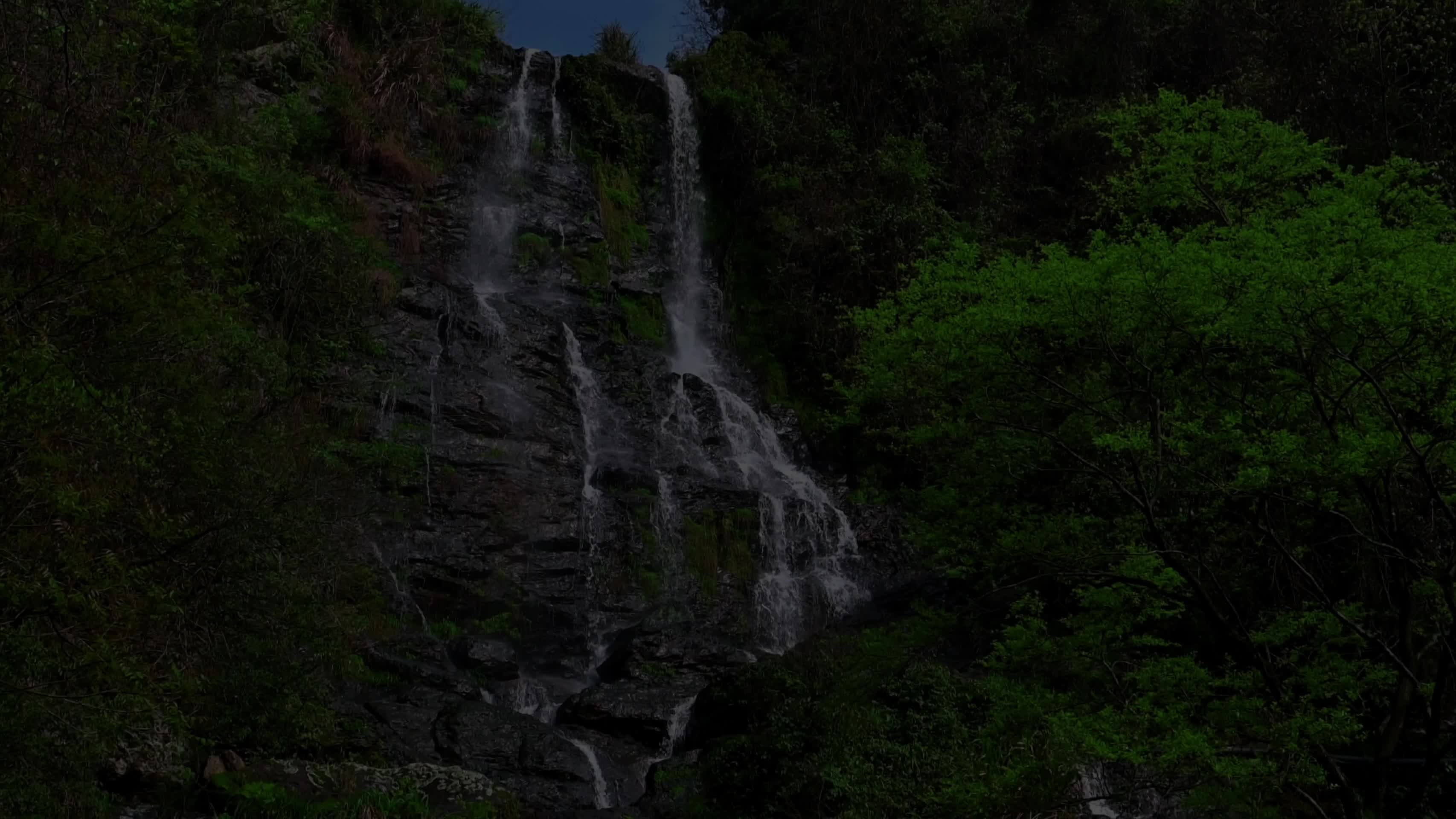流水瀑布山水田园视频的预览图