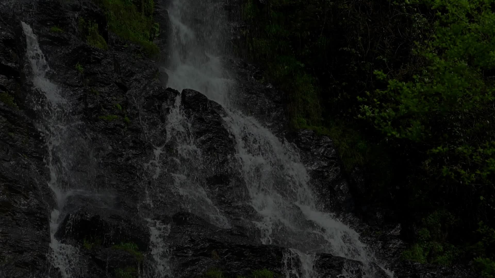 流水瀑布山水田园视频的预览图