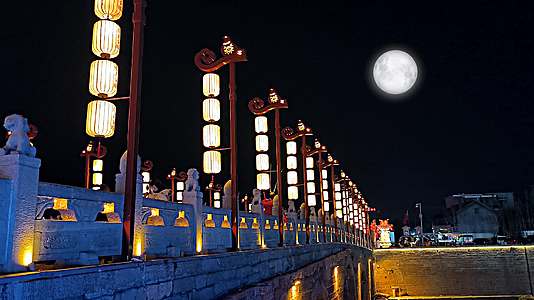 唯美夜晚月亮古桥灯笼视频的预览图