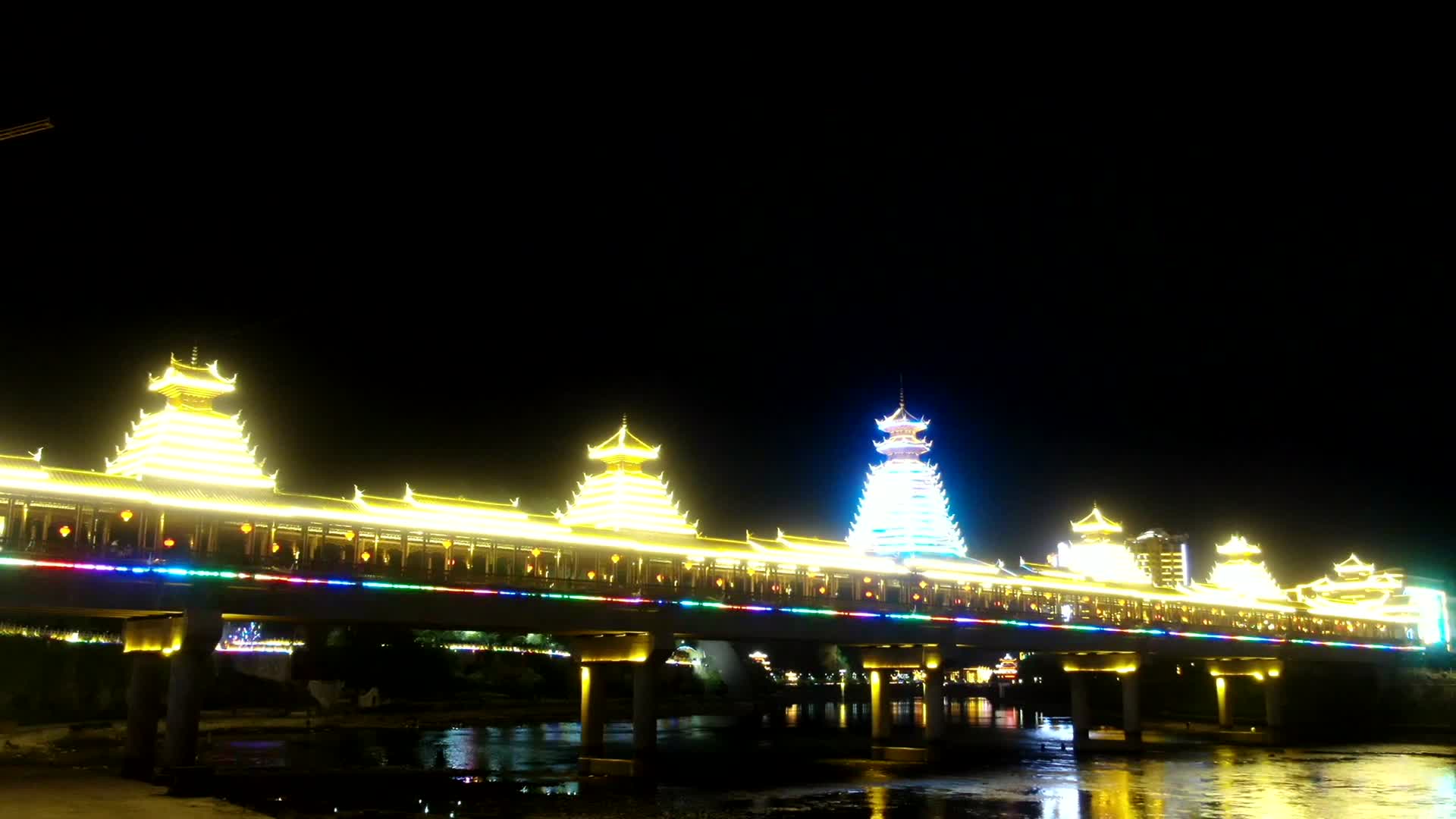 侗族特色建筑风雨桥鼓楼视频的预览图