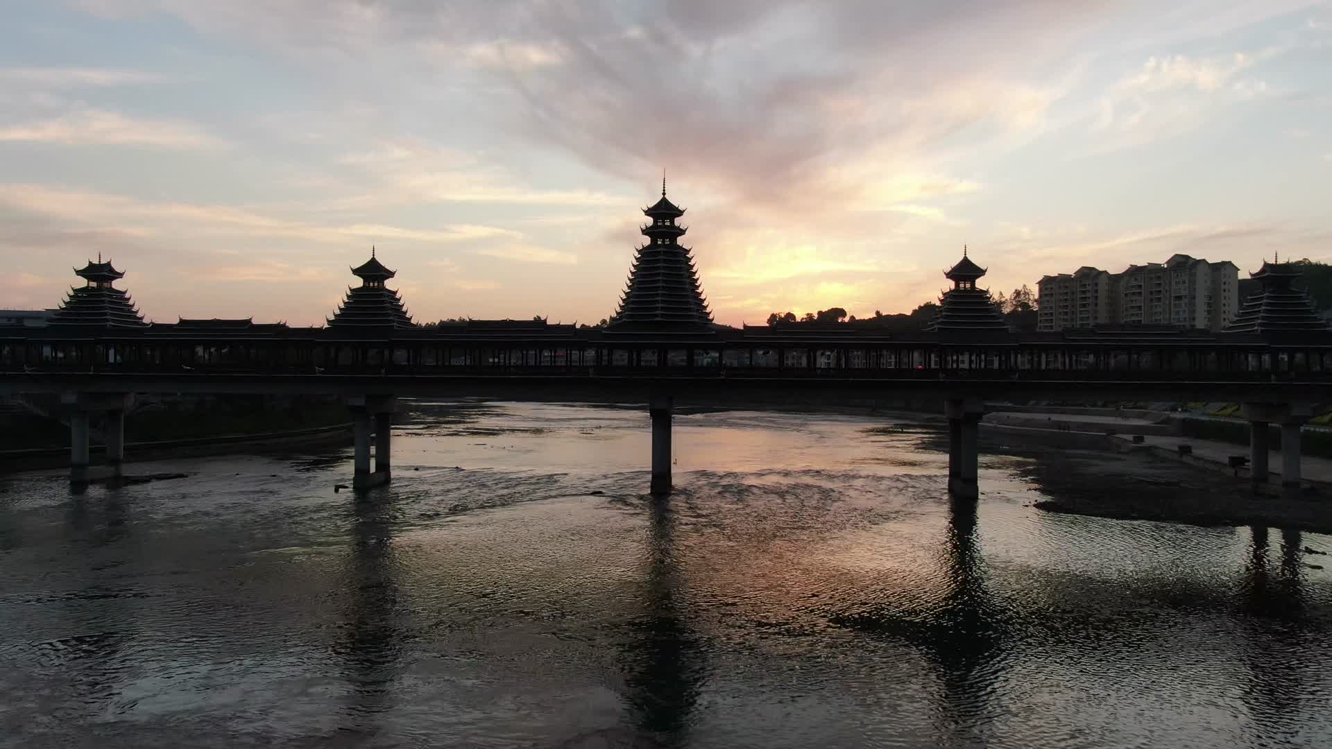 侗族特色建筑风雨桥鼓楼航拍视频的预览图