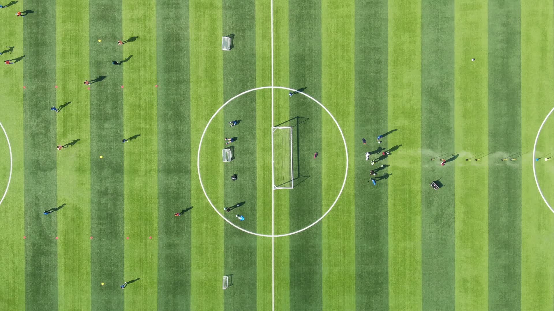 俯拍运动场踢足球比赛运动视频的预览图