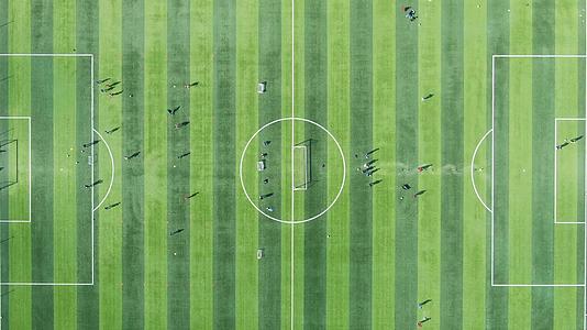 俯拍运动场踢足球比赛运动视频的预览图