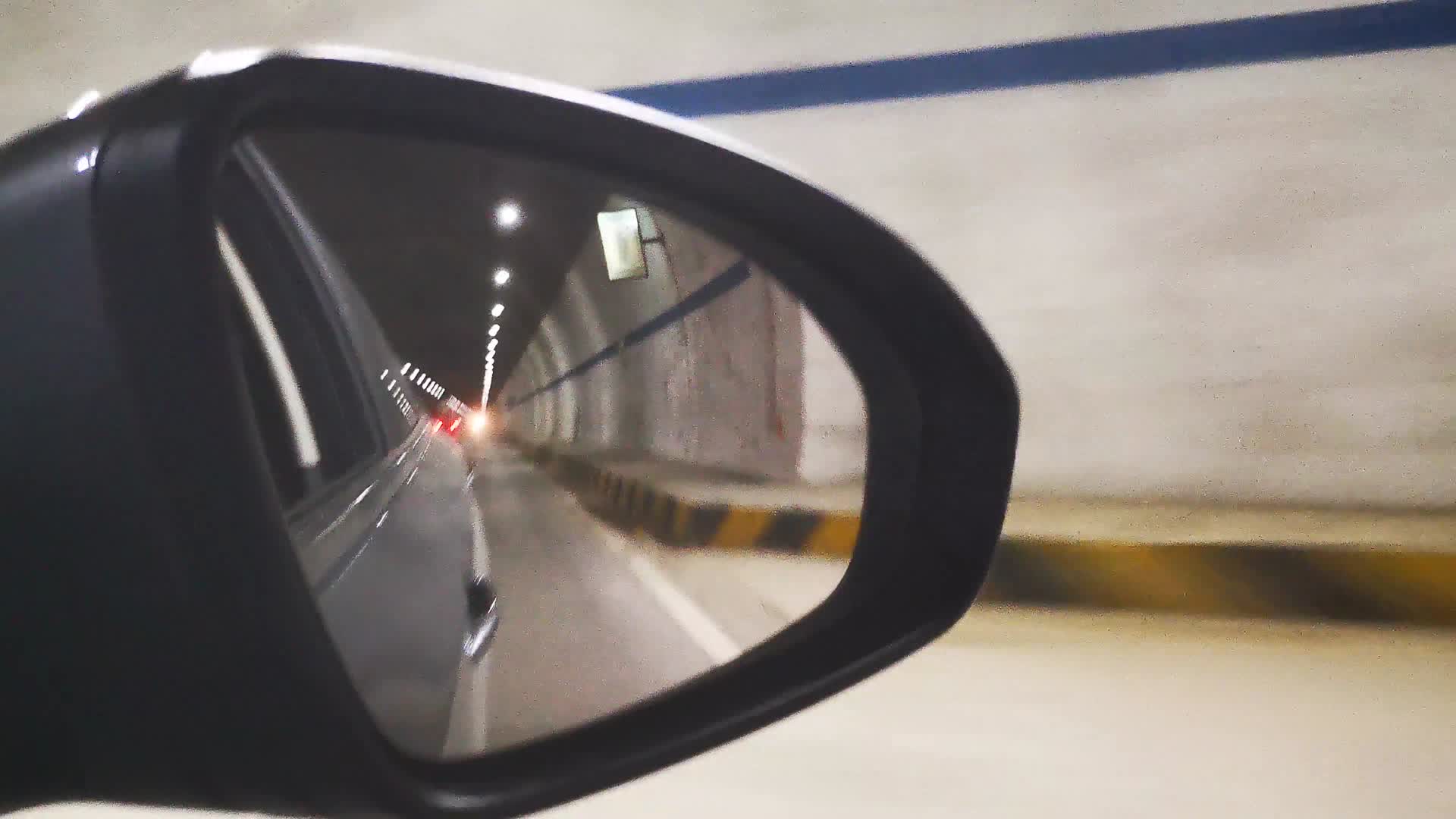 第一视角车辆过隧道视频的预览图