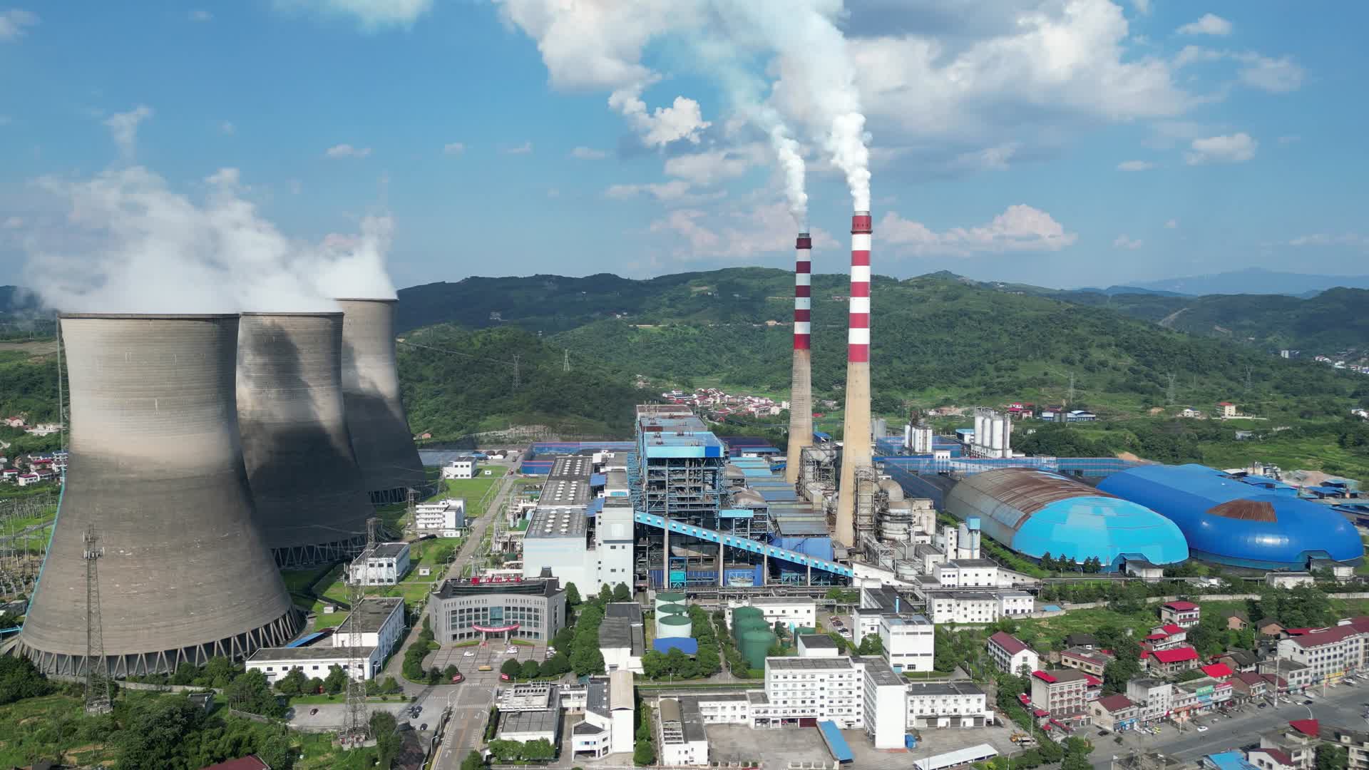 航拍大型电厂工业生产炊烟视频的预览图