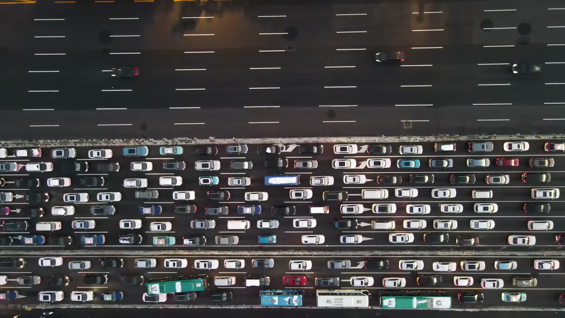航拍城市拥堵交通济南经十路视频的预览图