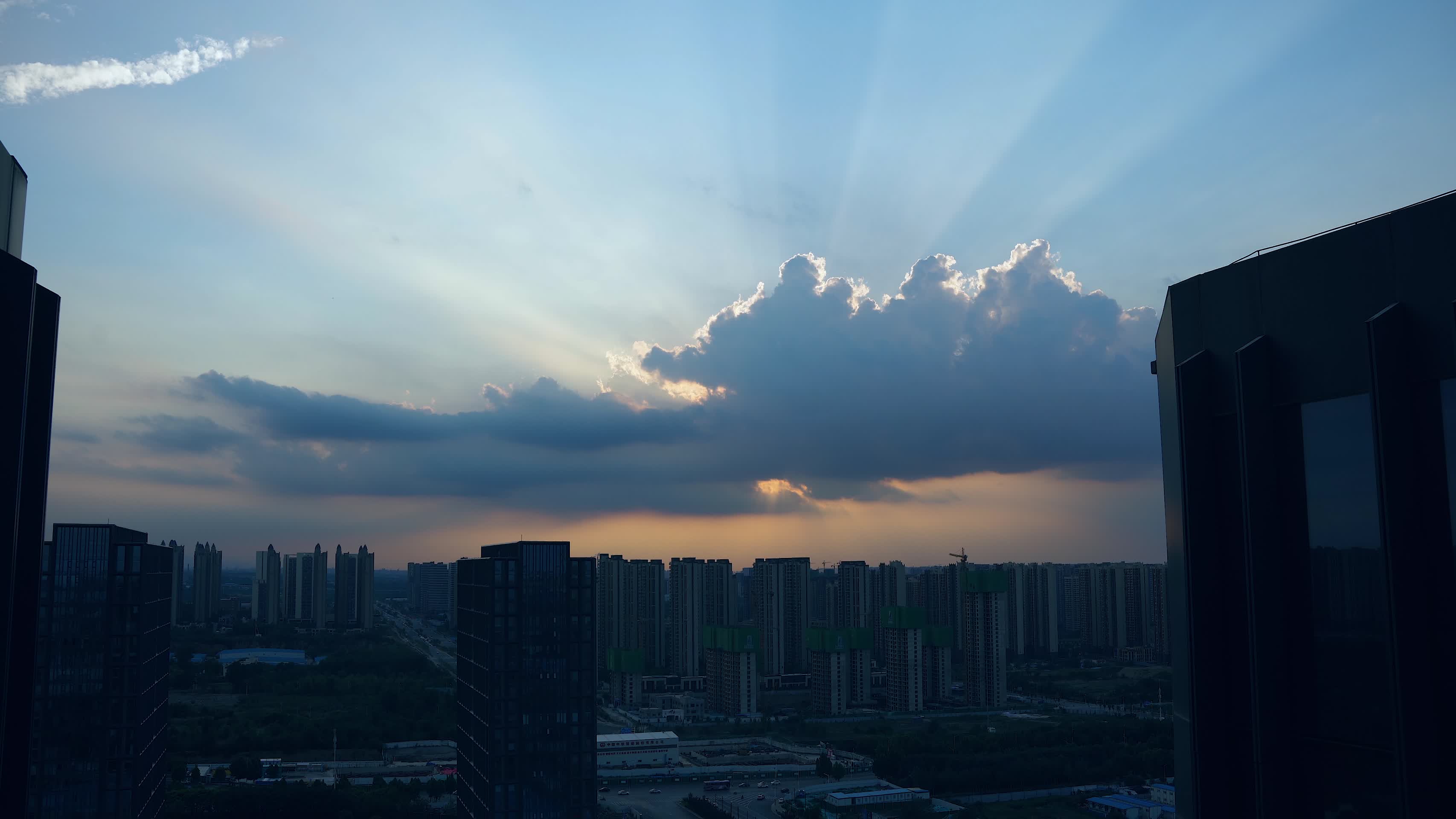 4K城市高楼夕阳西下延时天空视频的预览图