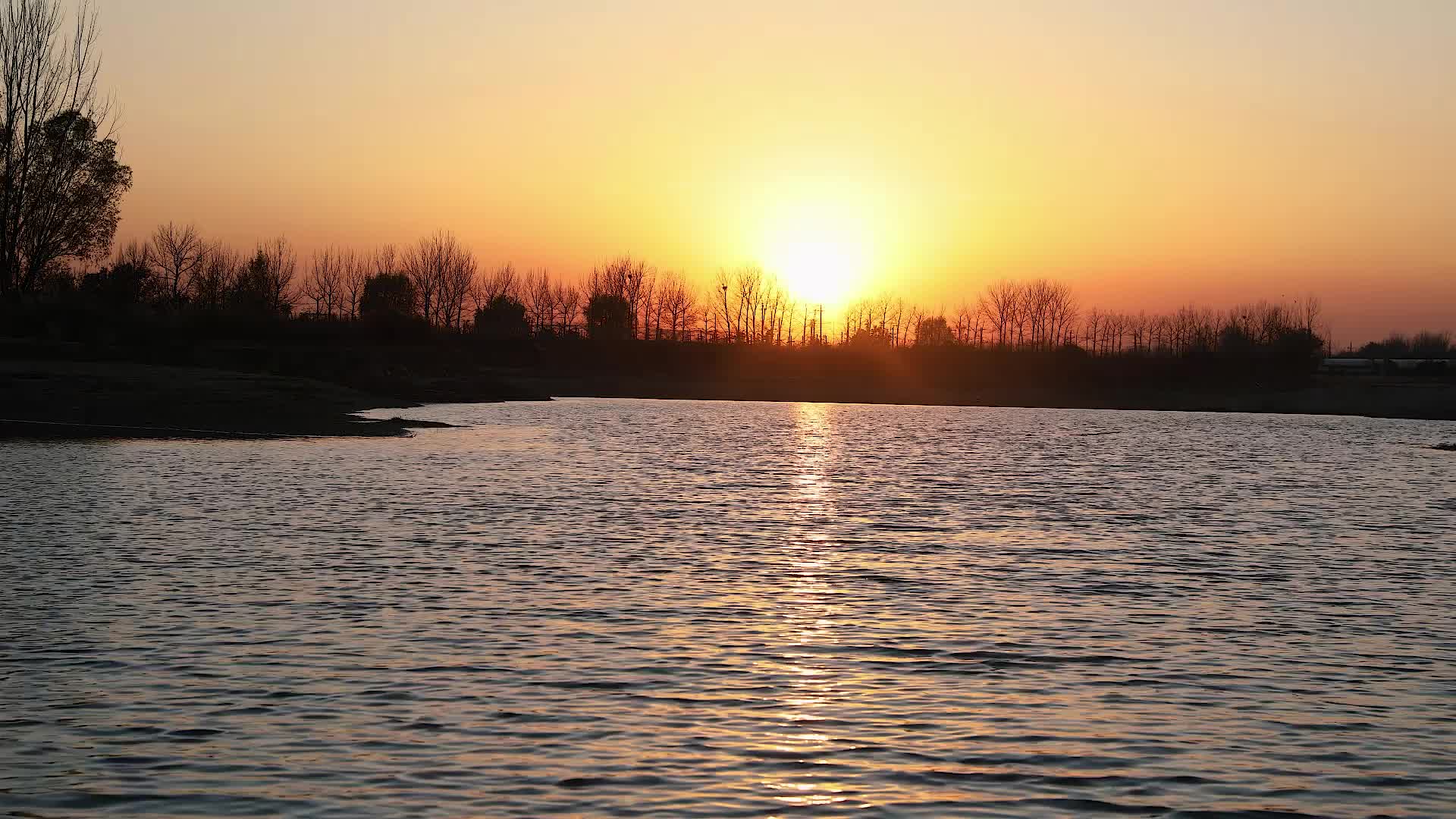 唯美夕阳落山河水美景视频的预览图