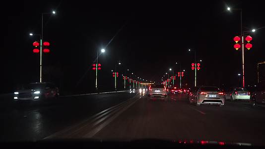 夜晚驾车缓慢行驶在拥堵路段上视频的预览图
