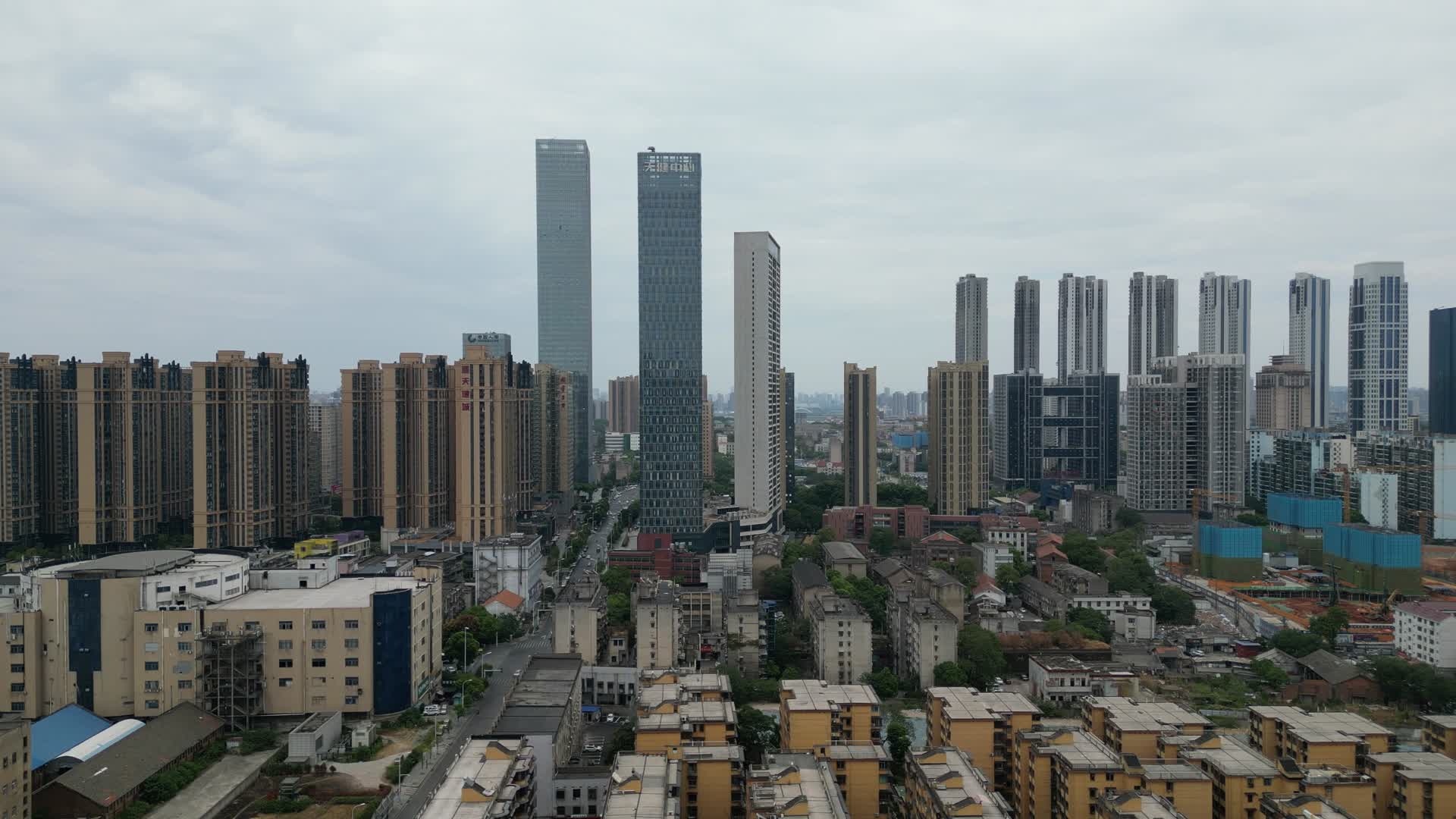 航拍湖南长沙开福区地标高楼视频的预览图