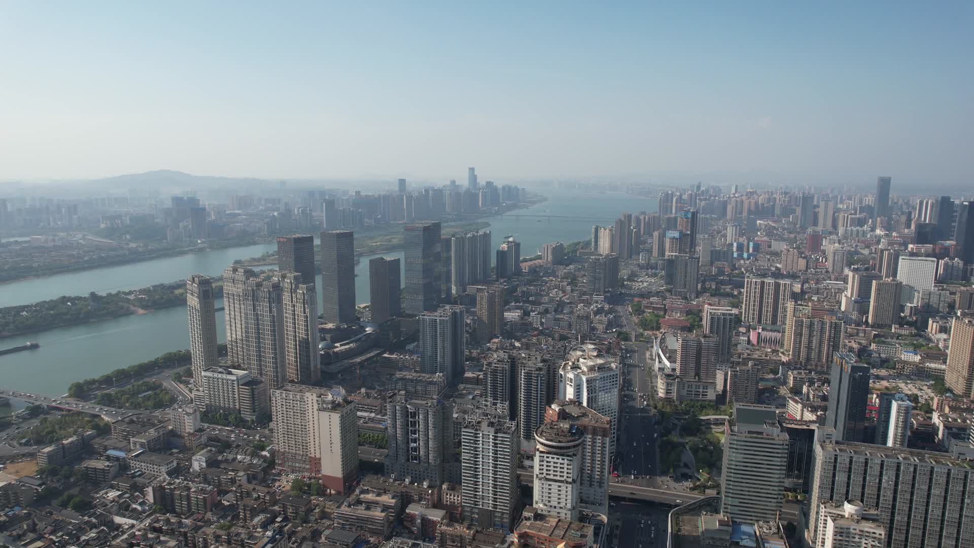 航拍湖南长沙开福区城市天际线视频的预览图
