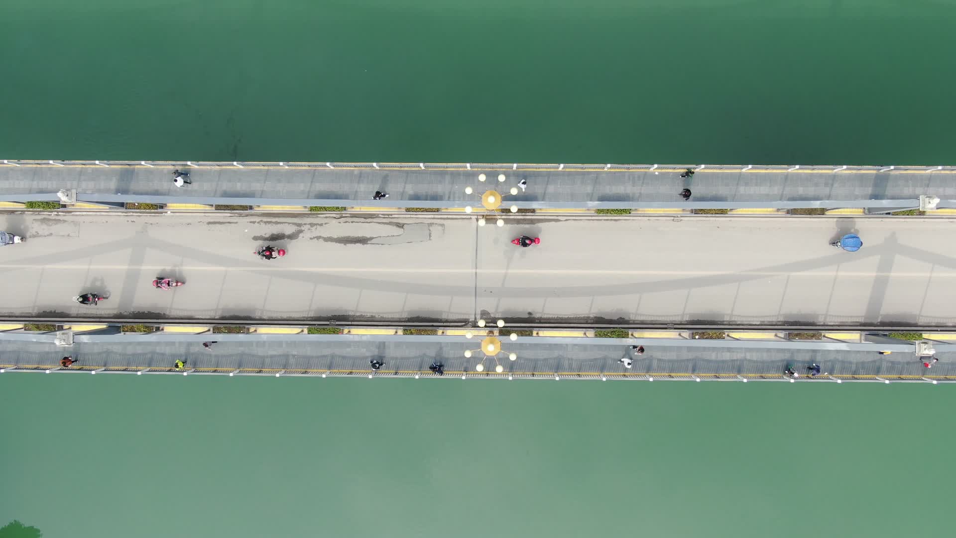 航拍湖南沅江大桥交通视频的预览图
