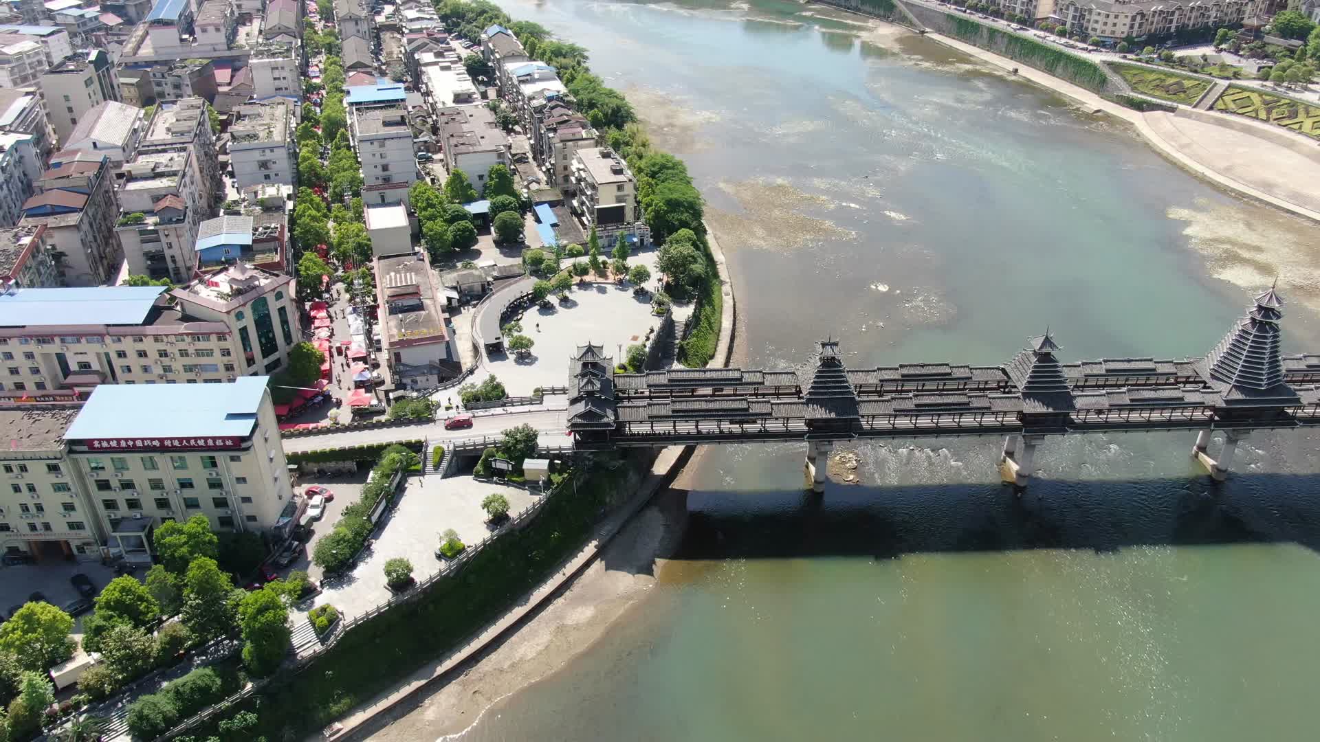 航拍湖南新晃晃州风雨桥古建筑视频的预览图
