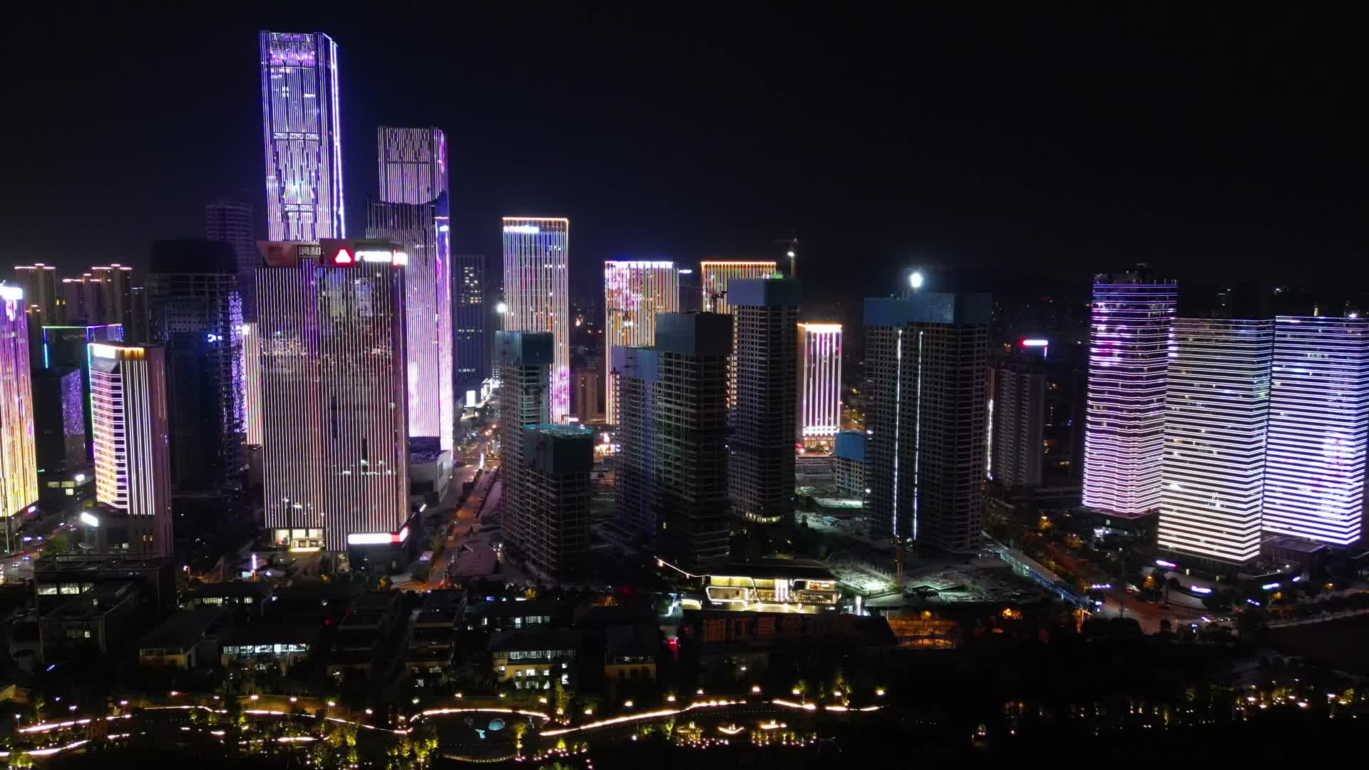 湖南长沙湖南金融城夜景航拍视频的预览图