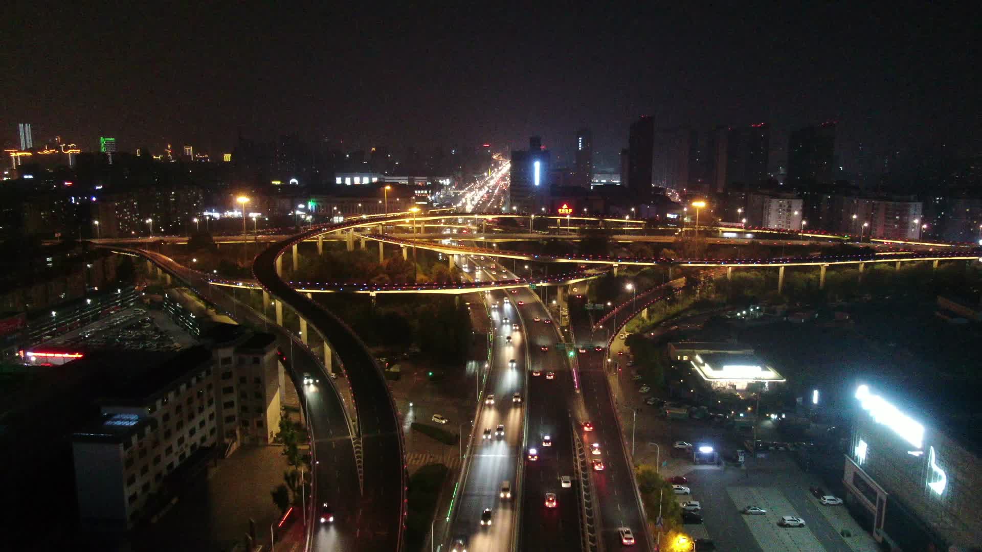 航拍济南顺河路高架桥夜景交通视频的预览图