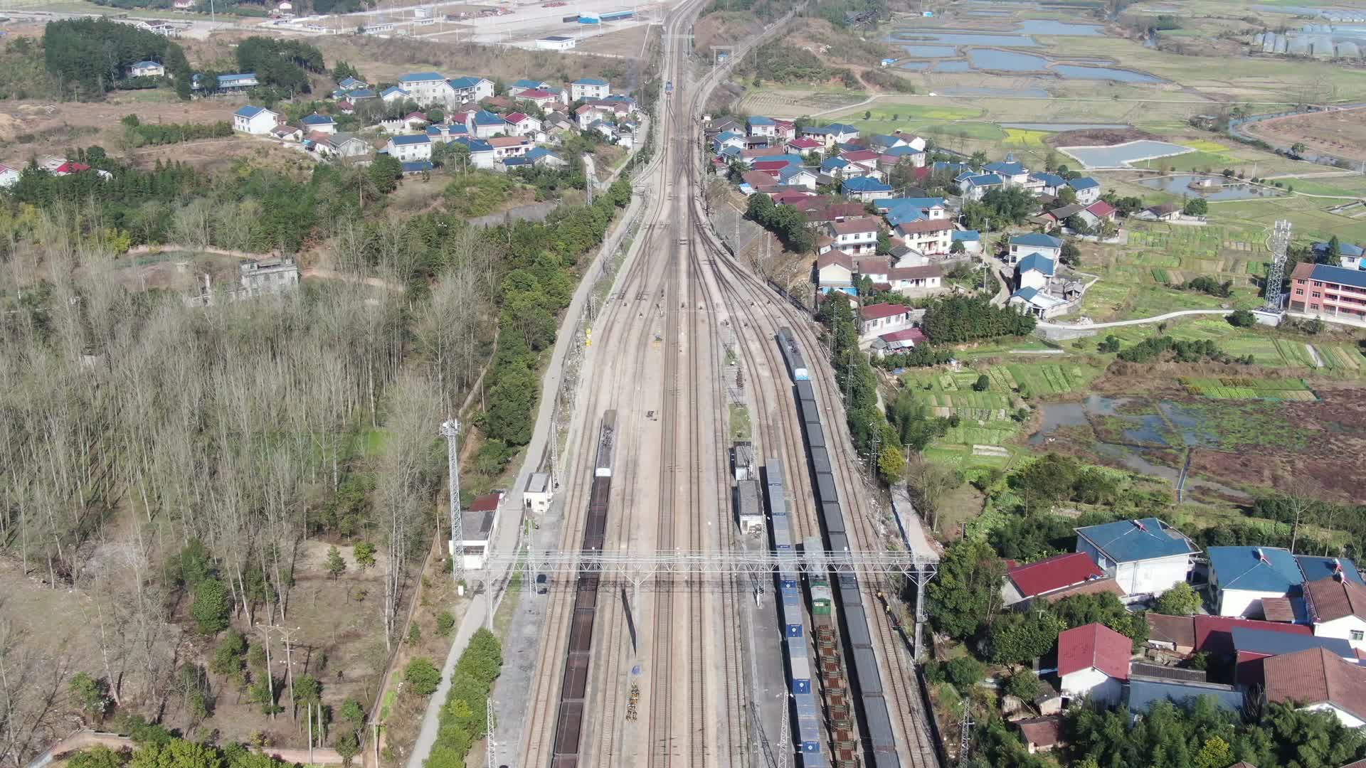 航拍火车轨道交通沪昆线湖南怀化段视频的预览图