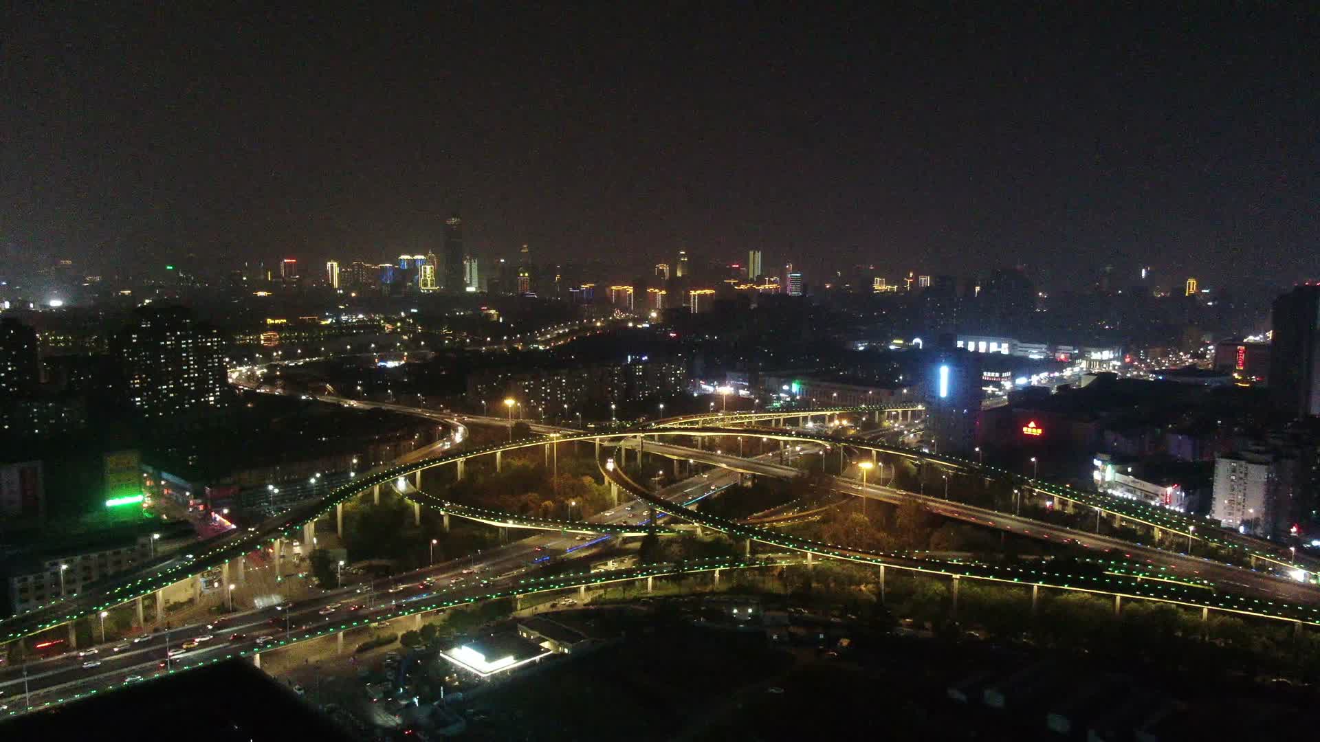 航拍济南顺河路高架桥夜景交通视频的预览图