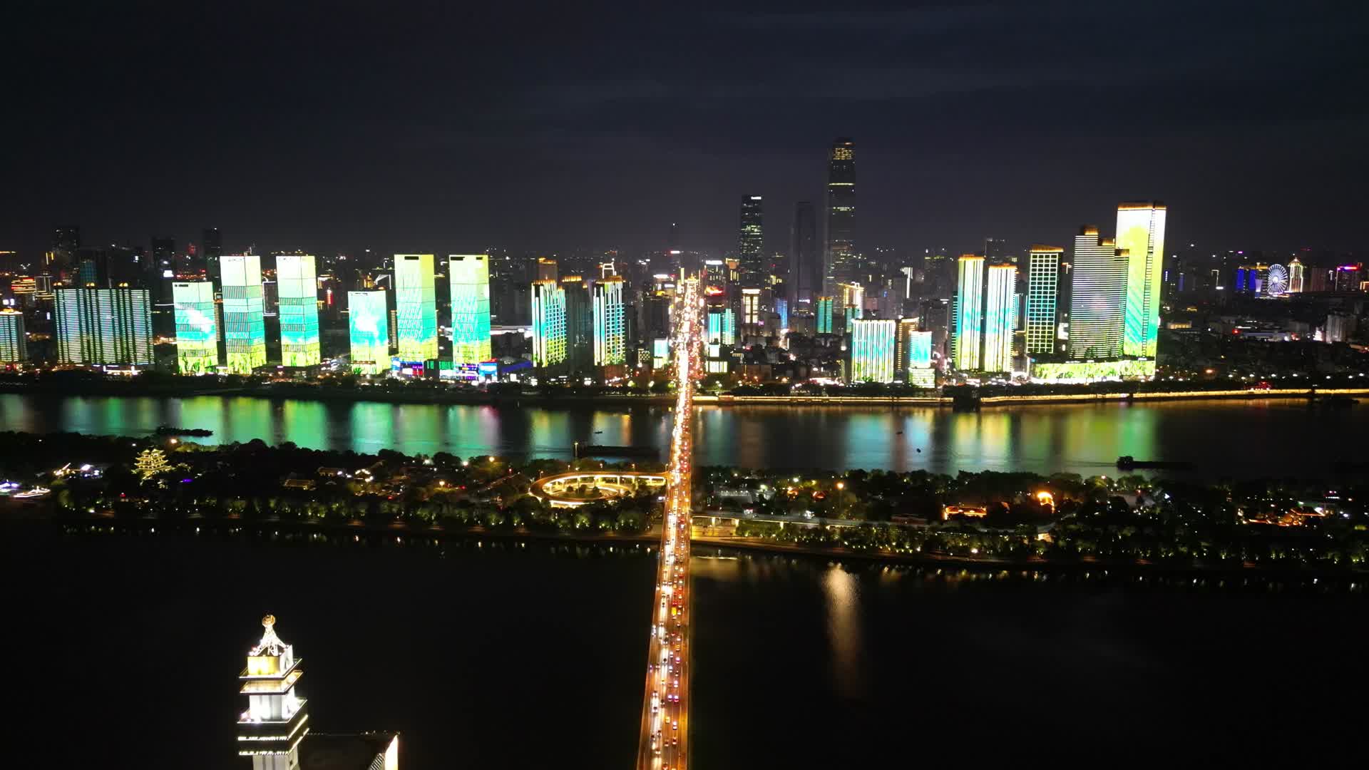 航拍湖南长沙橘子洲大桥夜景视频的预览图
