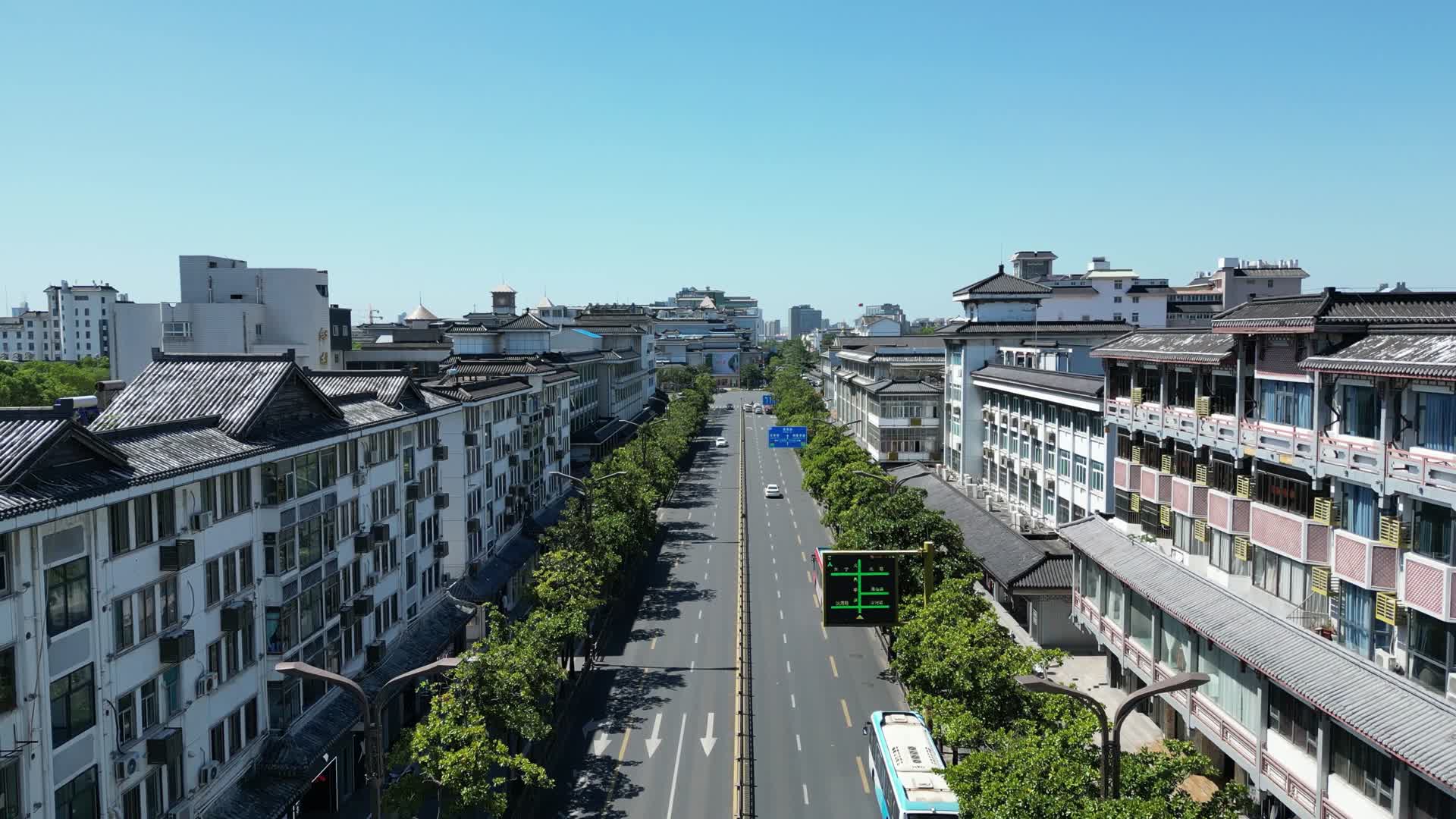 航拍江苏扬州时代广场视频的预览图