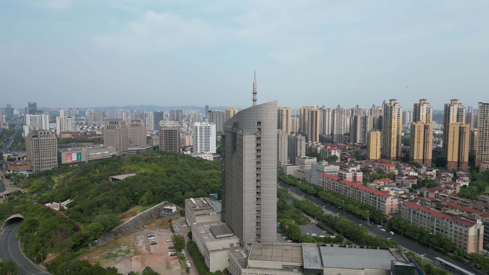 航拍湖南株洲传媒大厦视频的预览图