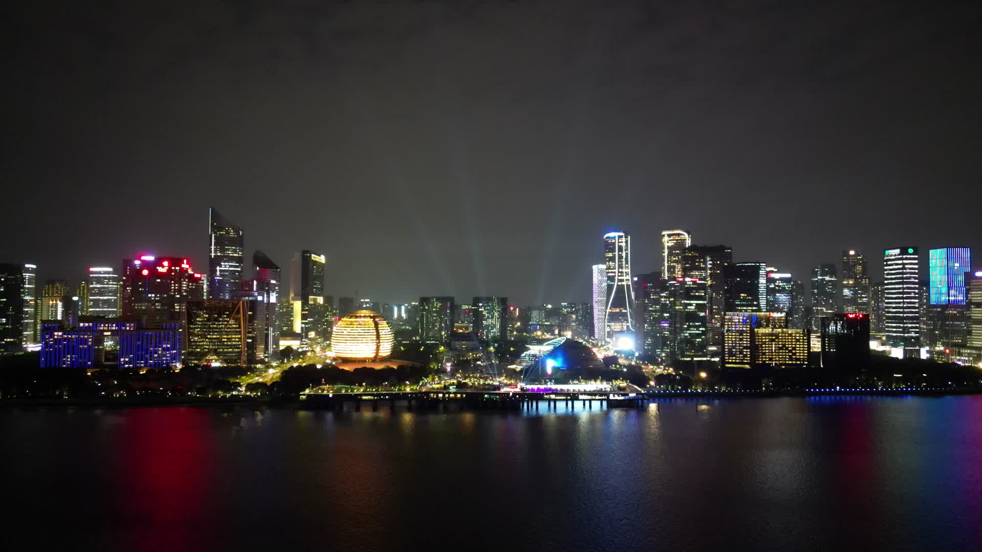航拍浙江杭州钱江新城城市阳台夜景视频的预览图